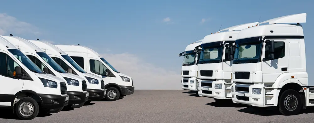 Semi,Trucks,And,Delivery,Vans,Are,Parked,In,Rows.,Commercial